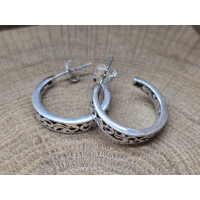 Echt zilveren oorbel stekers bewerkt.